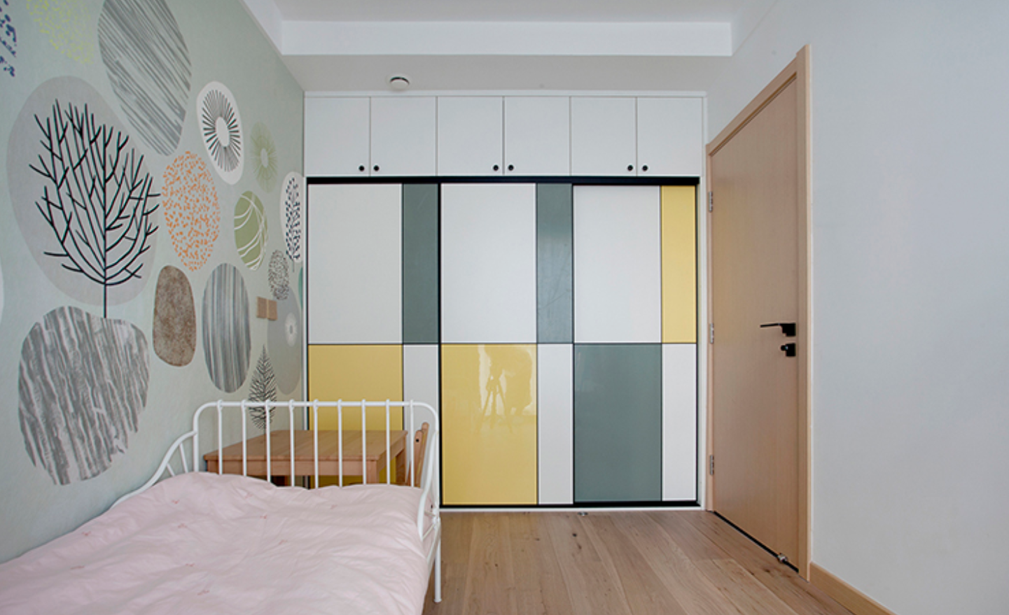 这是我见过最高级的工业风装修，卧室做抬高，既简单又大气