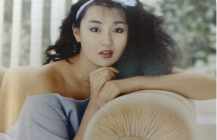 张曼玉晒国外生活,巴黎豪宅下厨做饭,无夫无子生活惬意