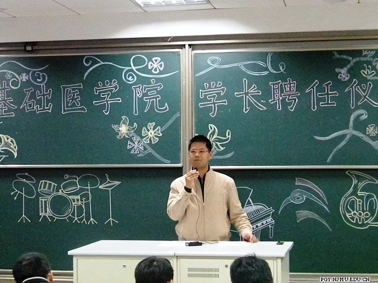 医学生用一个简单的动作，成功劝退高考学子，看完你还想学医吗