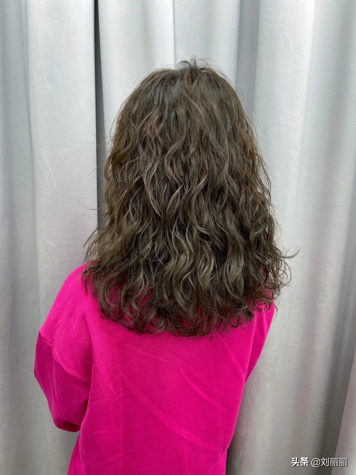 小卷烫完呈现出的发量比大卷会多上很多,长发同样保