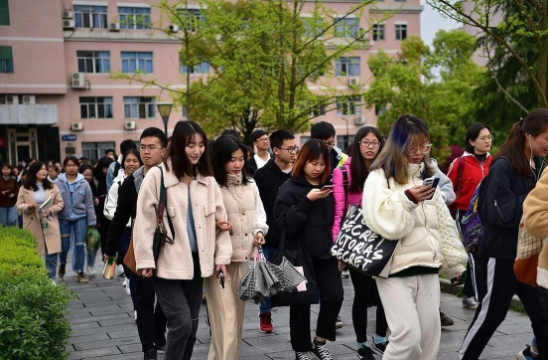 大学生毕业难度恐升级，将于2022年全面实行，提前了解或能少吃亏