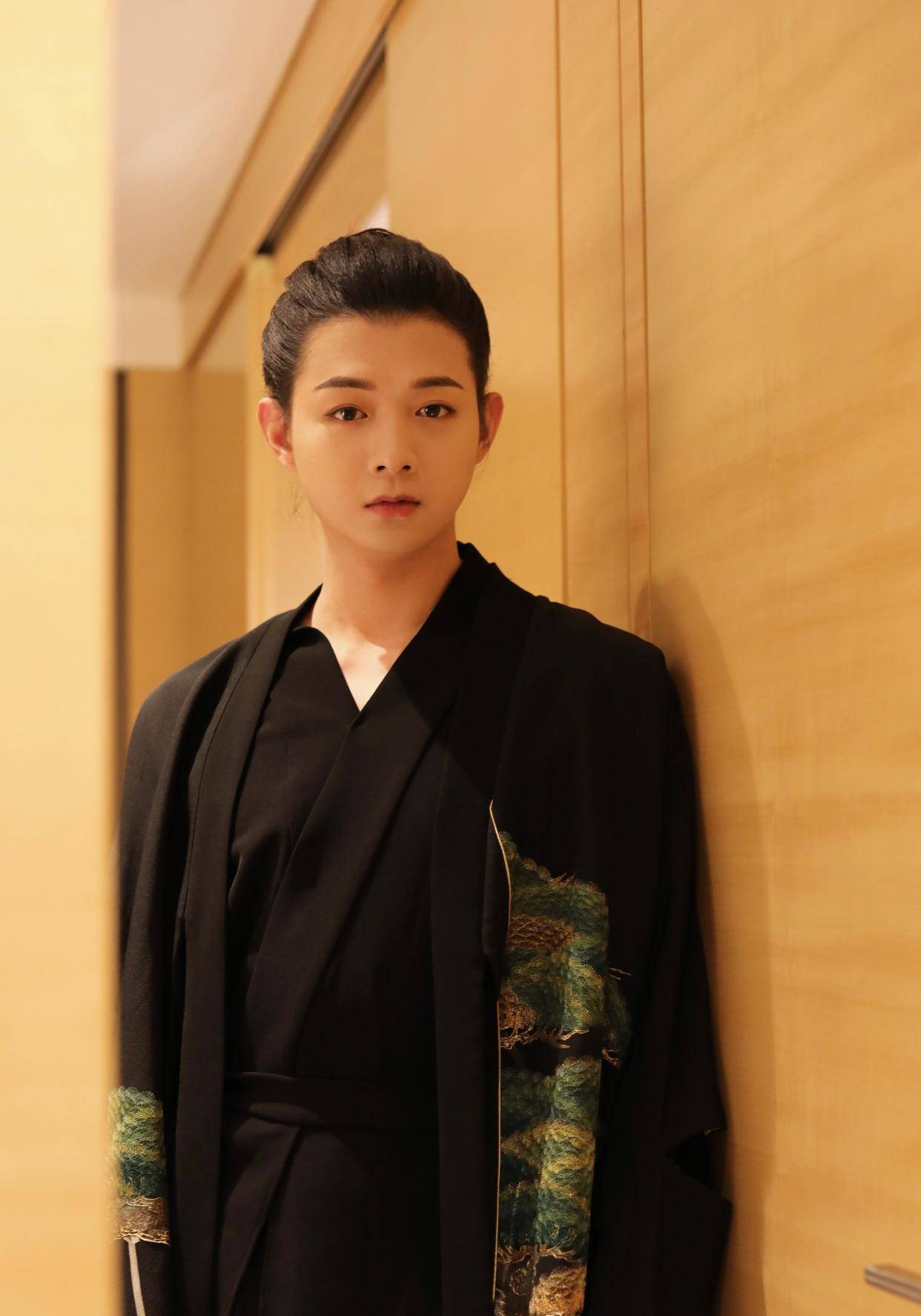 从近况画面来看,霍尊当天正要出行,他穿着朴素的休闲装,戴着鸭舌帽