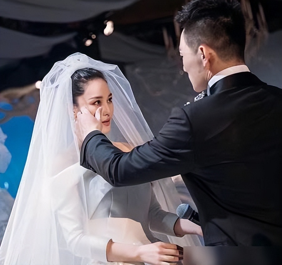 而秀恩爱也成了张馨予的日常操作,她曾多次在节目中cue何捷,引来了无