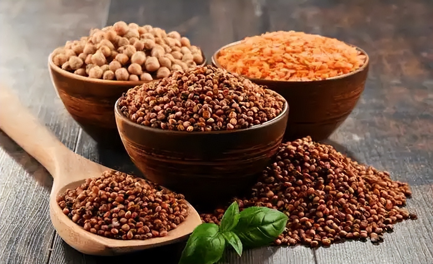 优质白酒生产对原料要求极高,要求颗粒饱满,水分在14%以下,淀粉含量高