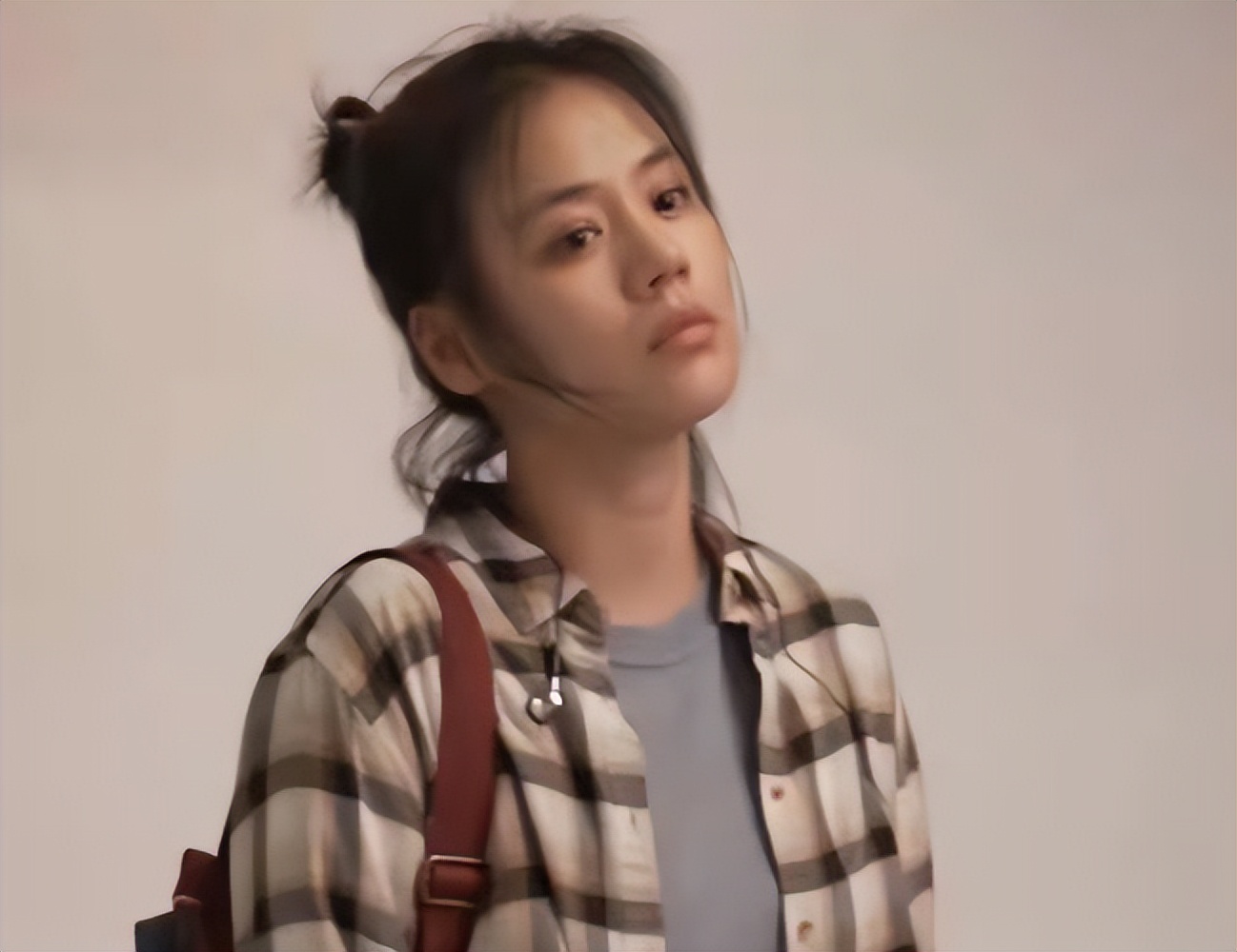 痘痘脸、赘肉、五五分！生图里的女星，让我看见了人间真实