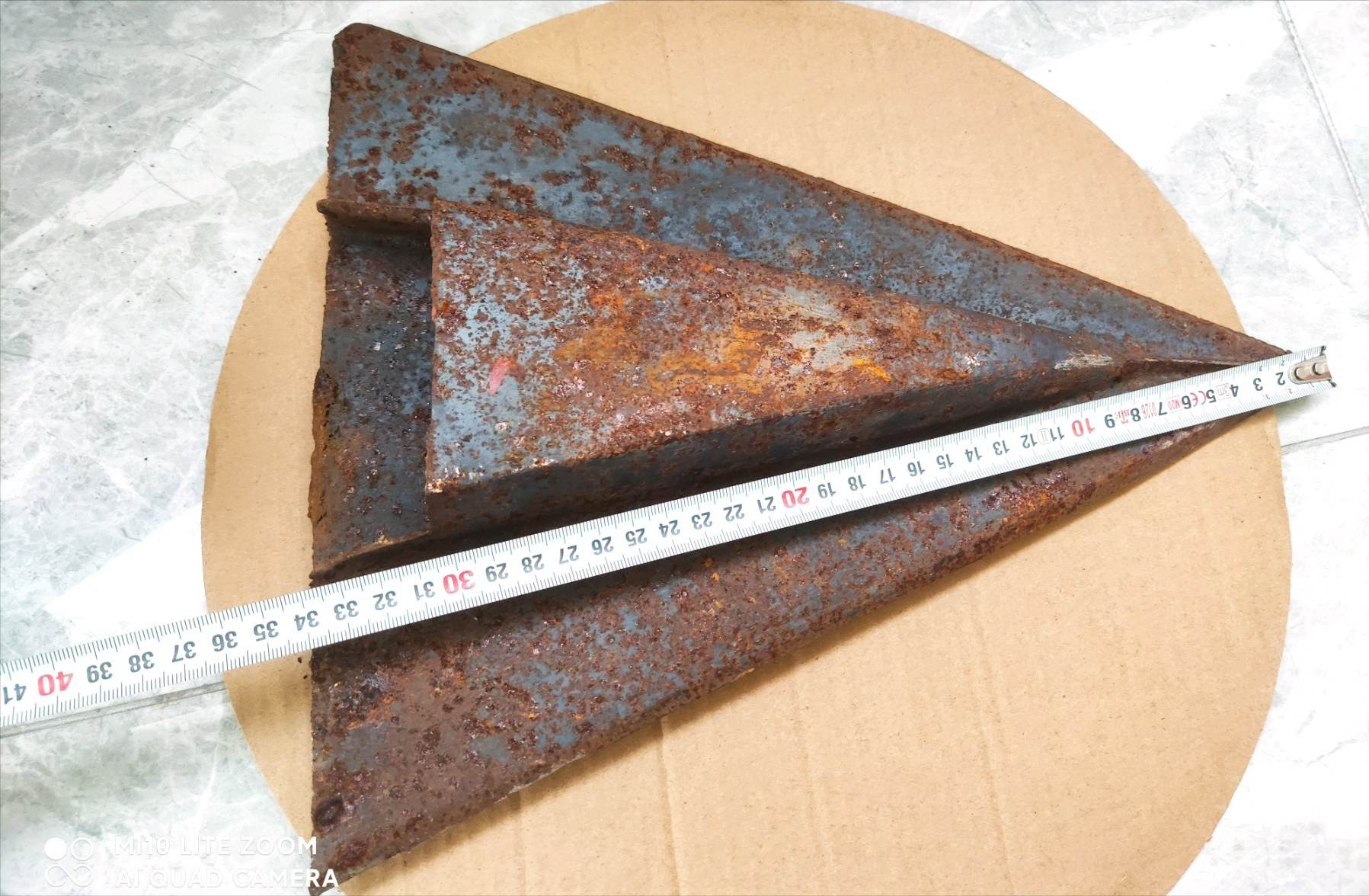 农村耕田的时候,用的犁上的犁头,是铁的,装在木架上,用牛来拉的.