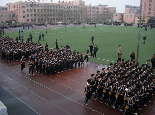 衡水学生亲身经历，讲述高中生22点睡觉将遇到的困难，看得人揪心