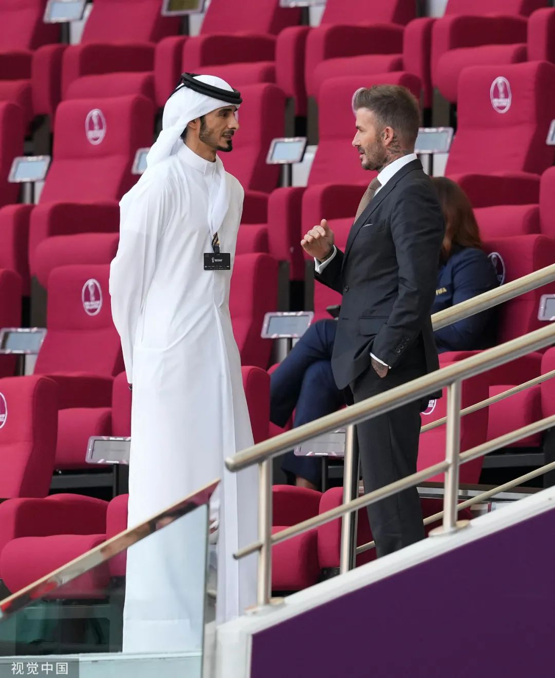 47岁小贝同框卡塔尔王子惊艳看台，他凭什么帅过30年？