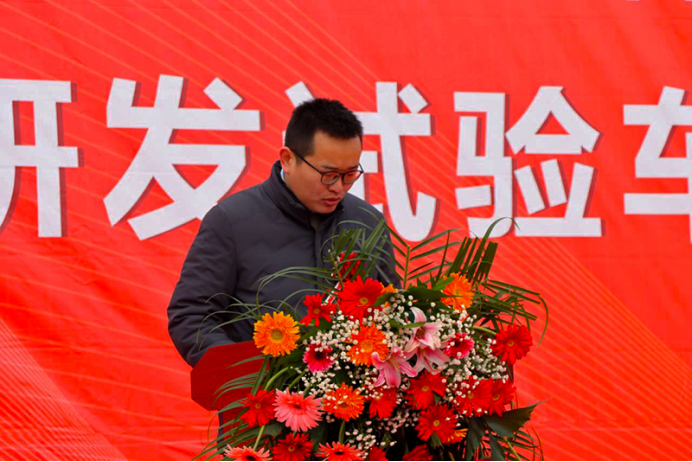 驕傲！鑼響全球首款混合動(dòng)力、新材料掛車(chē)路試出征