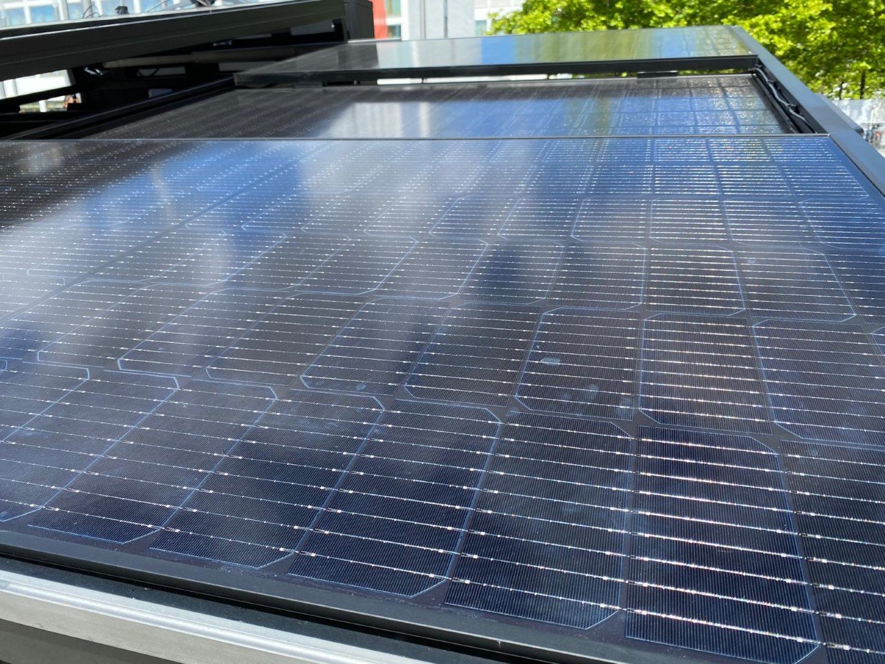 特斯拉悄悄造了一款带有太阳能电池板的新拖车