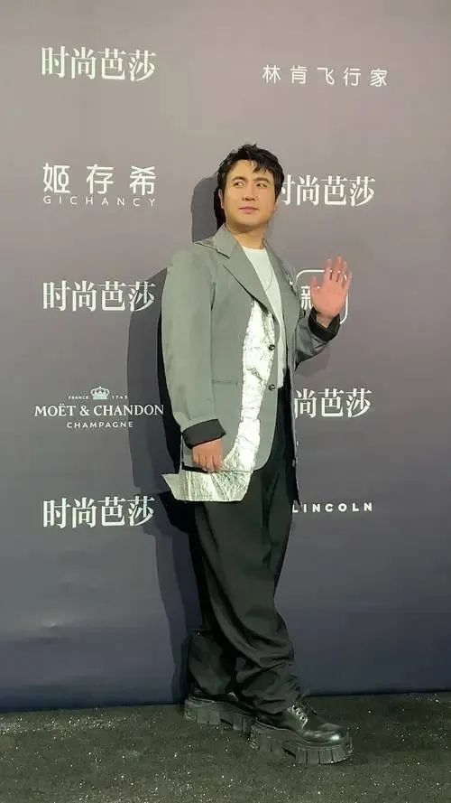 男明星在红毯上作的“怪”，穿丑衣、爱作妖，风头出尽