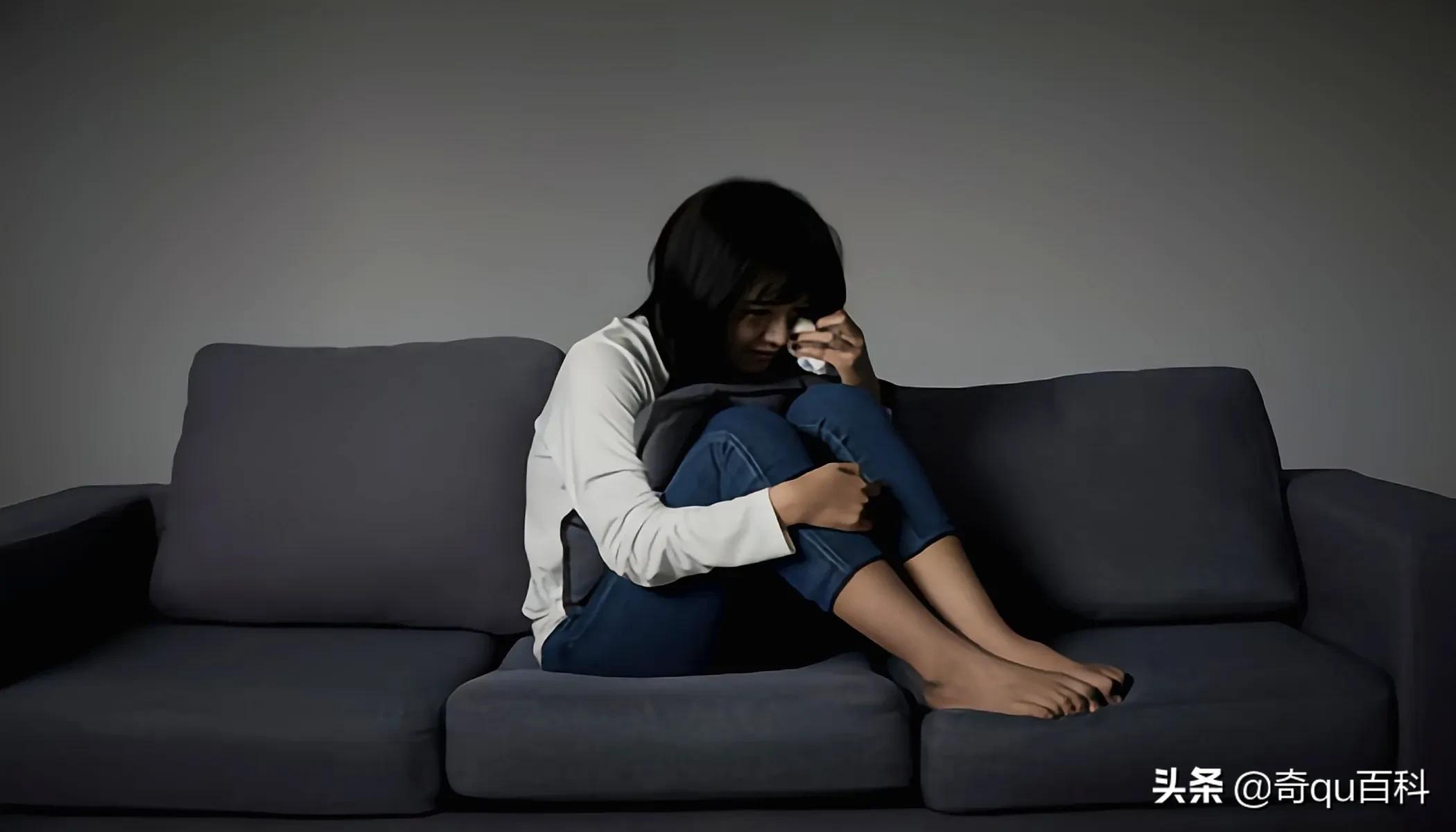 一个人偷偷流泪的图片(睡梦中流泪的同时) - 散下步