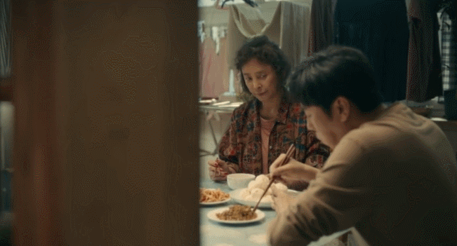 老戏骨火出圈，李勤勤在《亲爱的小孩》中的表演，凭什么这么豪横