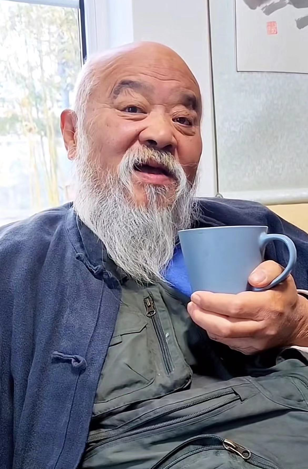 67岁李琦退休后在北京生活,衣着邋遢皱纹横生,光头模样似寿星公
