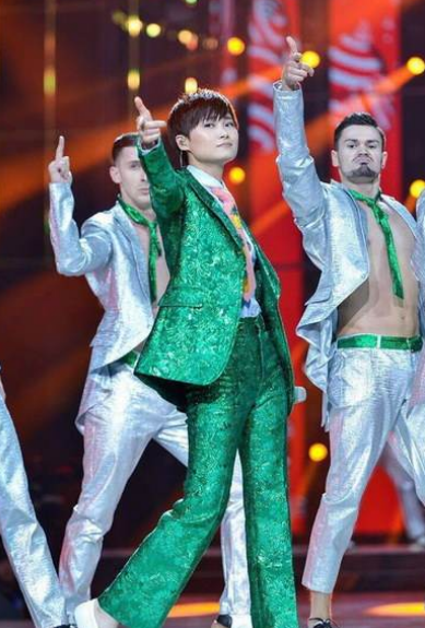 春哥纯爷们(李升敏:李宇春是我闺女,心疼他拄拐上台,成名背后是我的