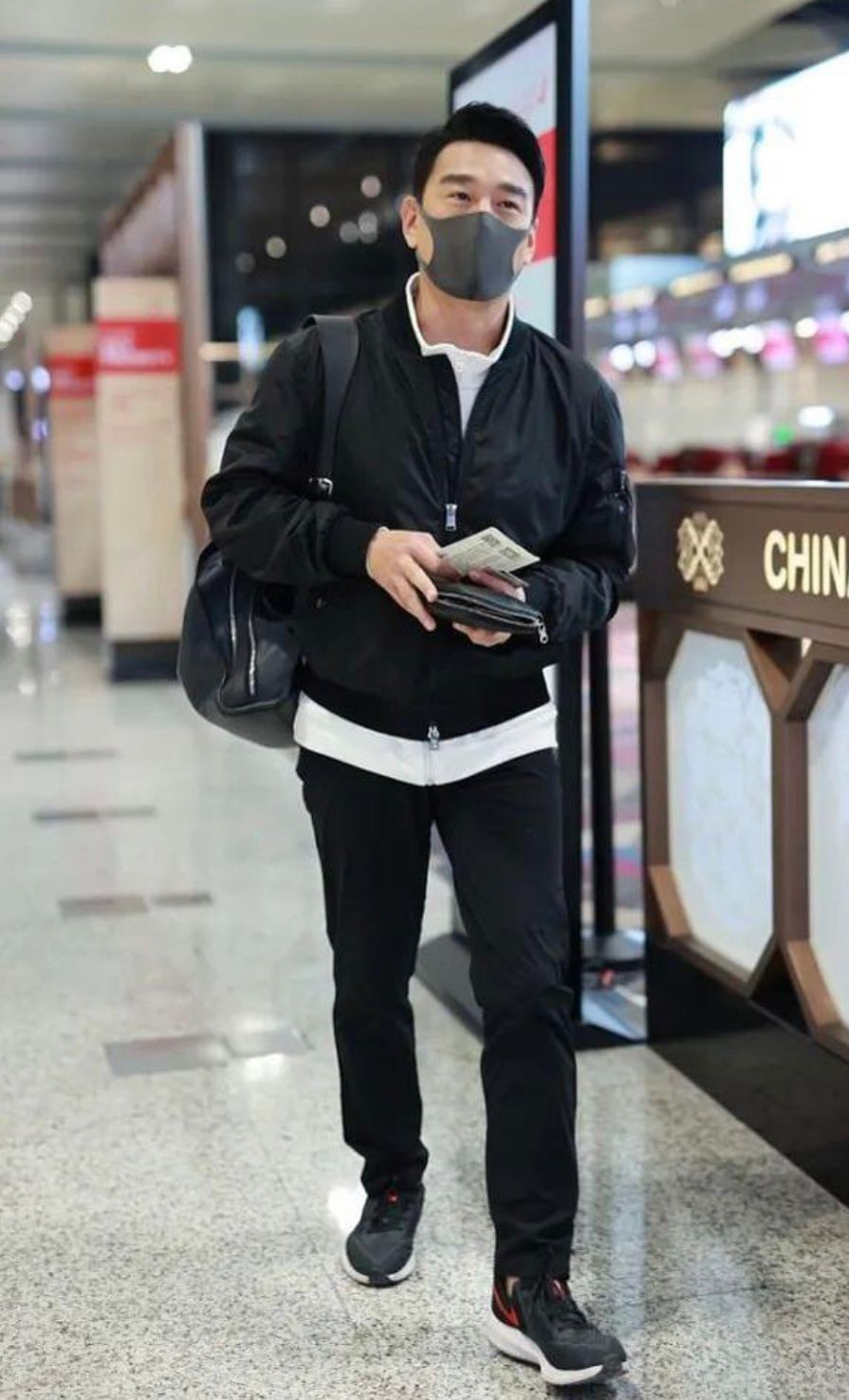 男人到中年气质最重要，基础款学王耀庆这么穿，一看就是有钱人