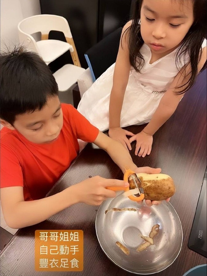 霍启刚小女儿正面照曝光！白裙配公主头纯美可爱，五官复刻郭晶晶