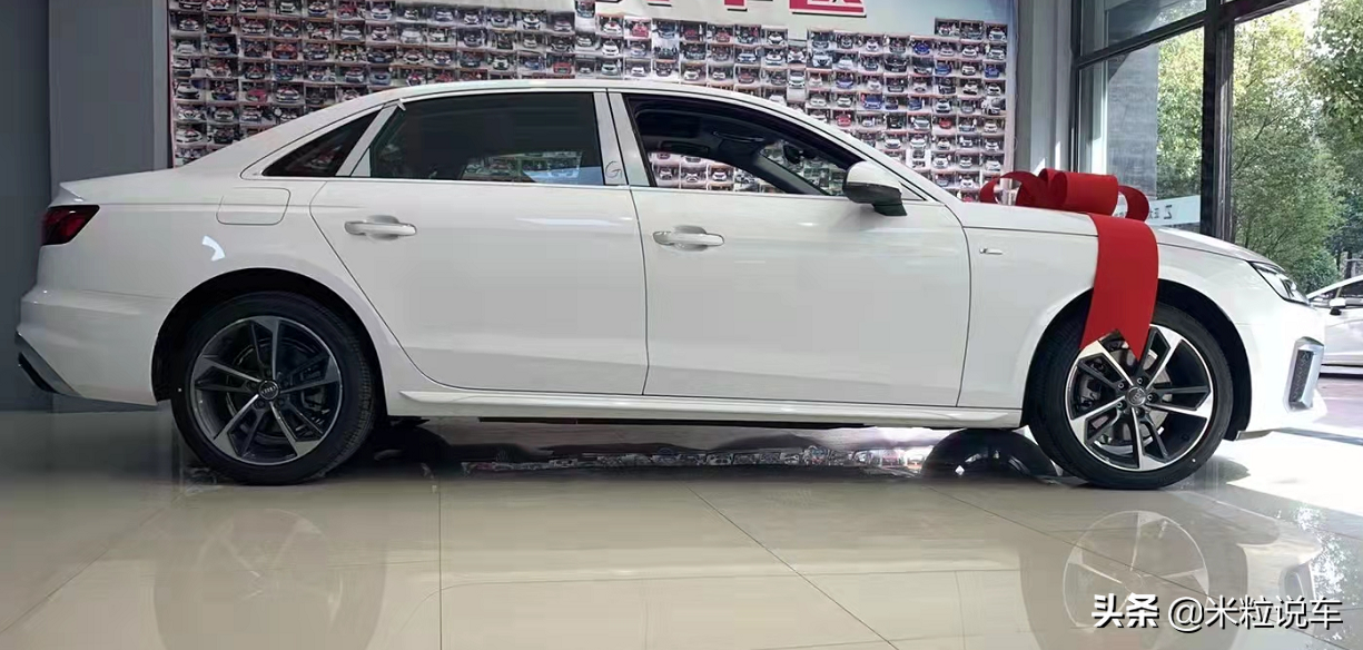 体验22款奥迪A4L：除了优惠，新车颜值性能，空间宽敞，全系2.0T