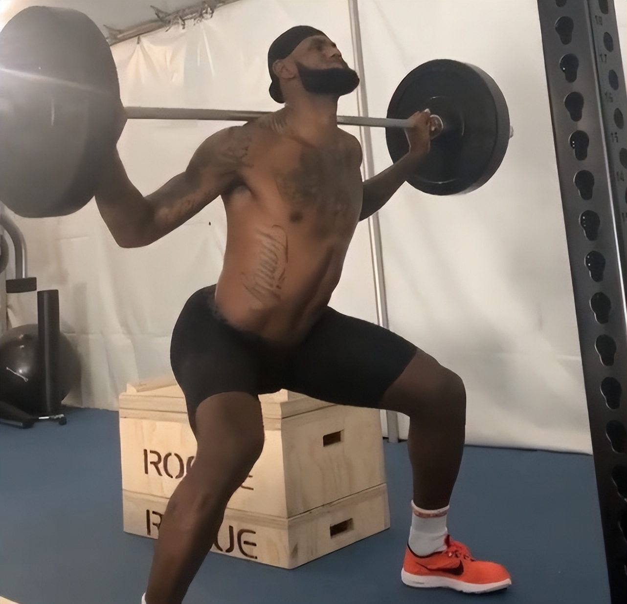 为什么nba下盘多（詹姆斯练深蹲，姚明练深蹲，周琦练深蹲，没有对比就没有尴尬）