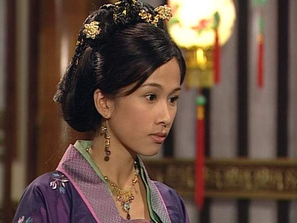 TVB两大甜妹命运各异，唐宁离婚带两娃苦求工作，文颂娴却很幸福