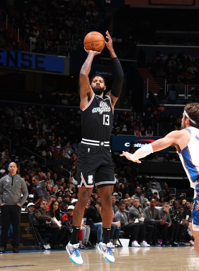nba球員穿的都是哪些球鞋（NBA球員上腳：庫里穿curry1北極光，克萊穿安踏KT8）