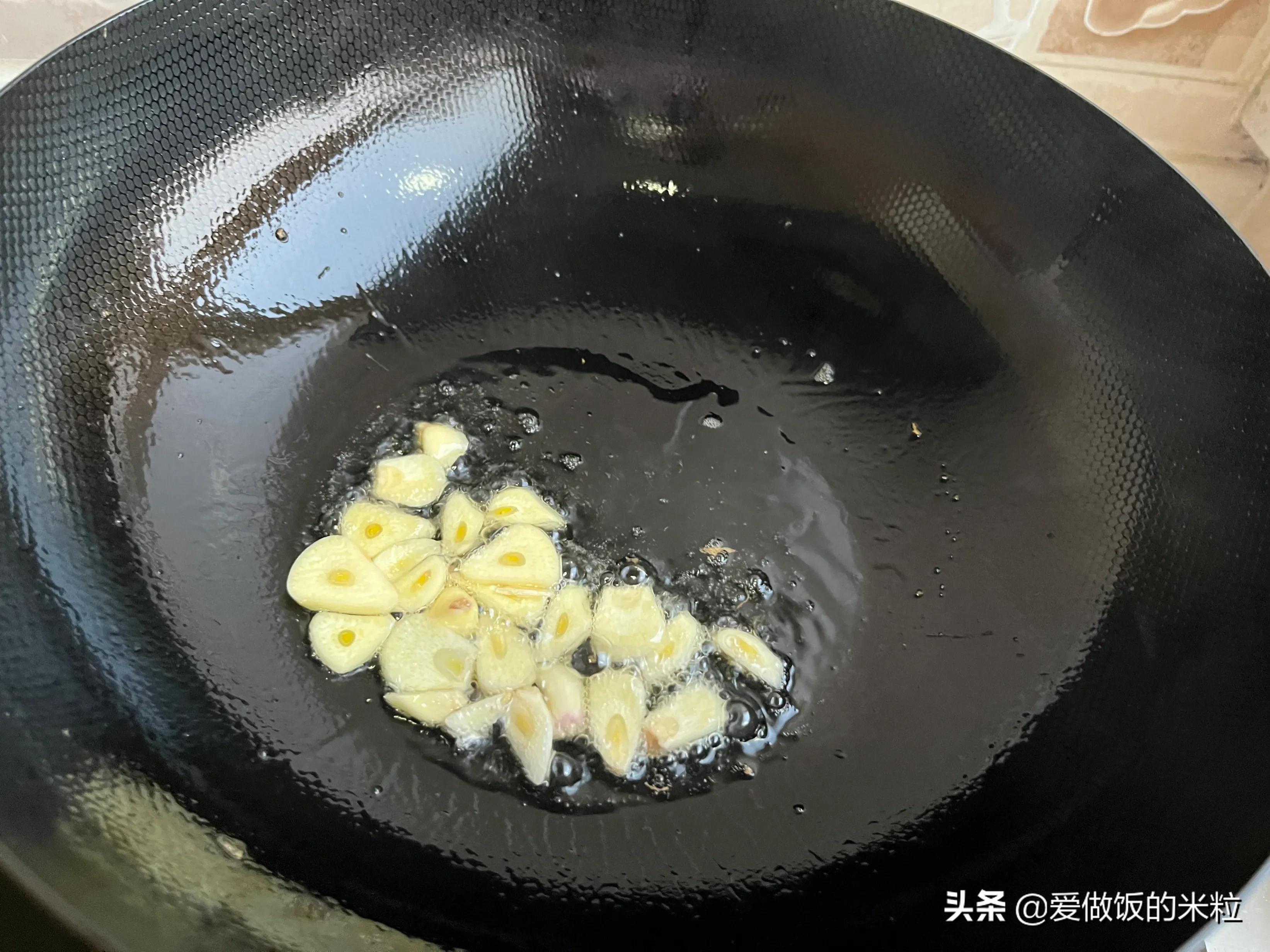 贝壳肉怎么炒才好吃（扇贝肉这么炒味道鲜美不腥气）