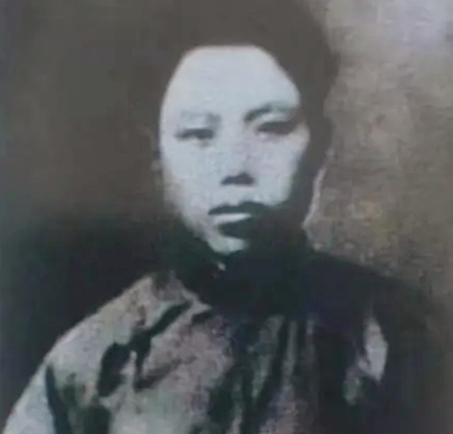 死相难看的日本将军，夜里遇到我军突袭，小兵从屁股处把将军捅死