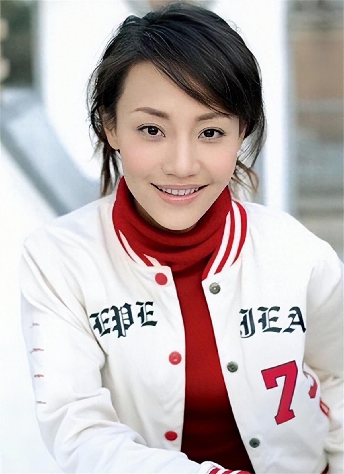 演员潘星谊:29岁意外离世,那个在她葬礼上微笑的父亲近况如何?