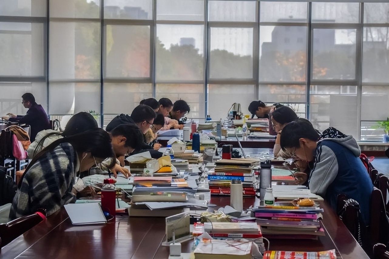 上海某高校副教授年薪被曝光，引起网友热议，怪不得都去当教授