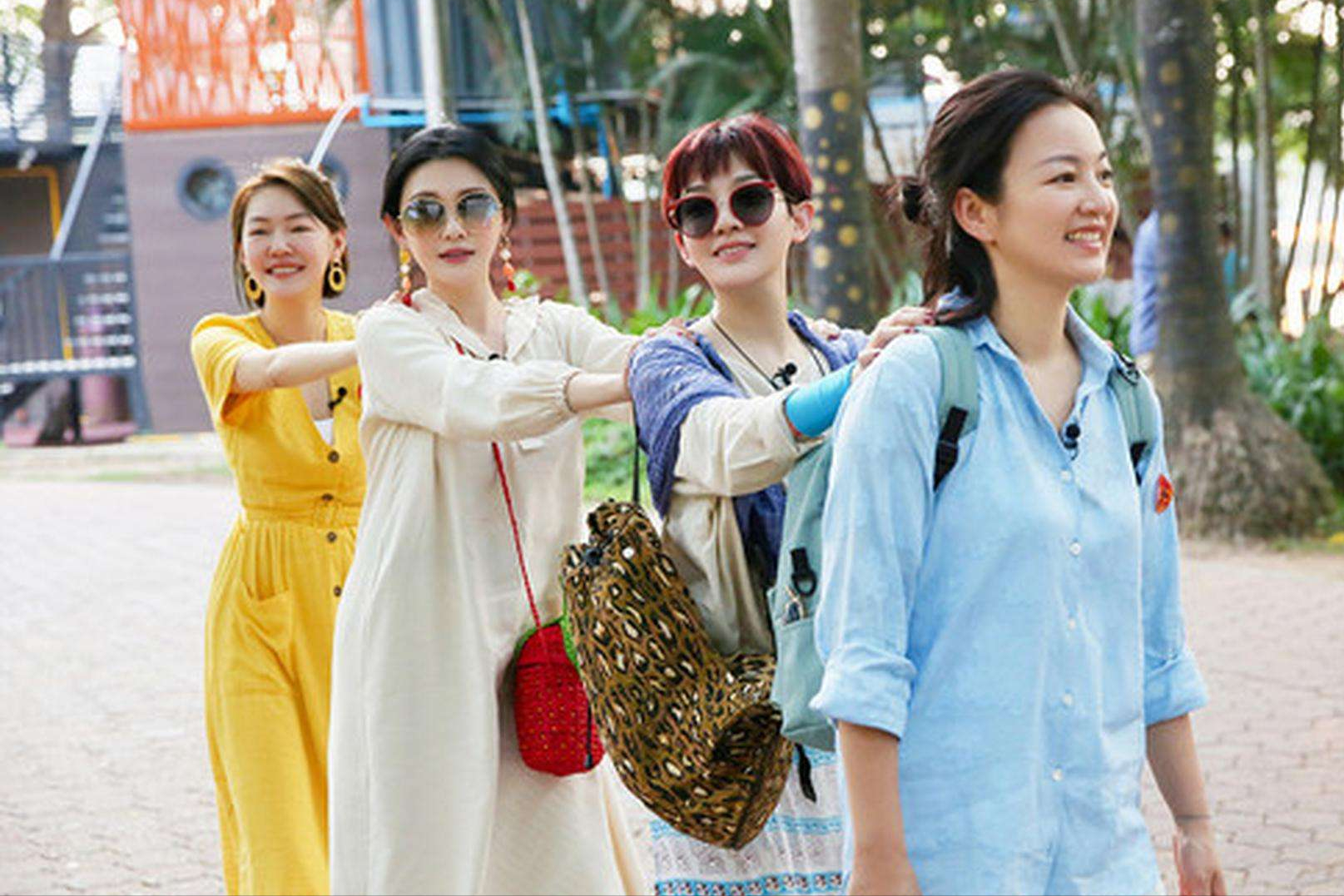 当年阿雅爸爸住院快去世时,大s就自己跑去医院帮忙.