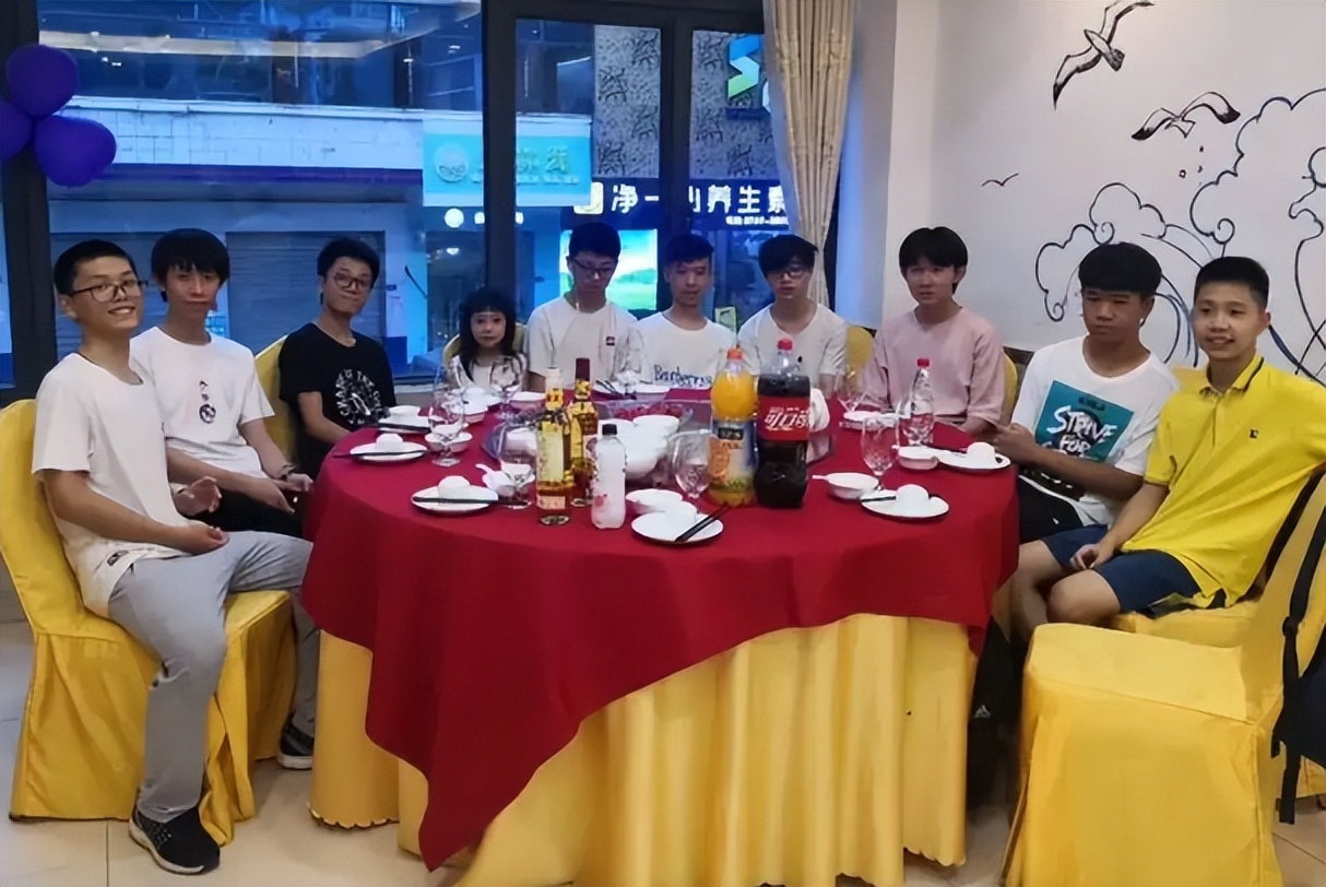 毕业多年后参加同学会，才知道在大城市工作和老家的差别，很现实