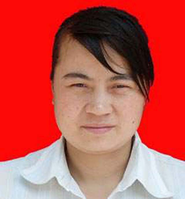 雇主跑路，拿不到工钱的保姆无私抚养两弃女，将她们培养成大学生