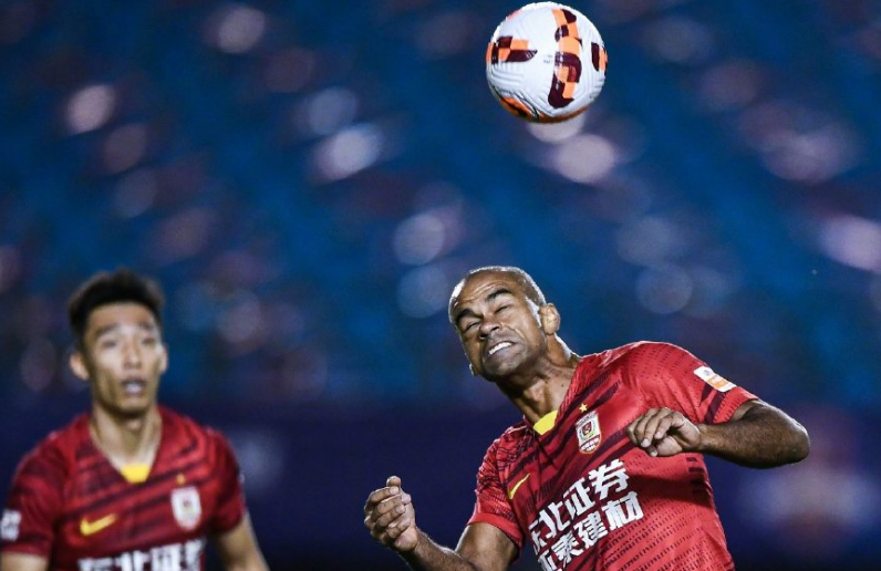 就征服武汉球迷（2-1！武汉三镇打服球迷，外援世界波绝杀，领先泰山7分，夺冠在望）