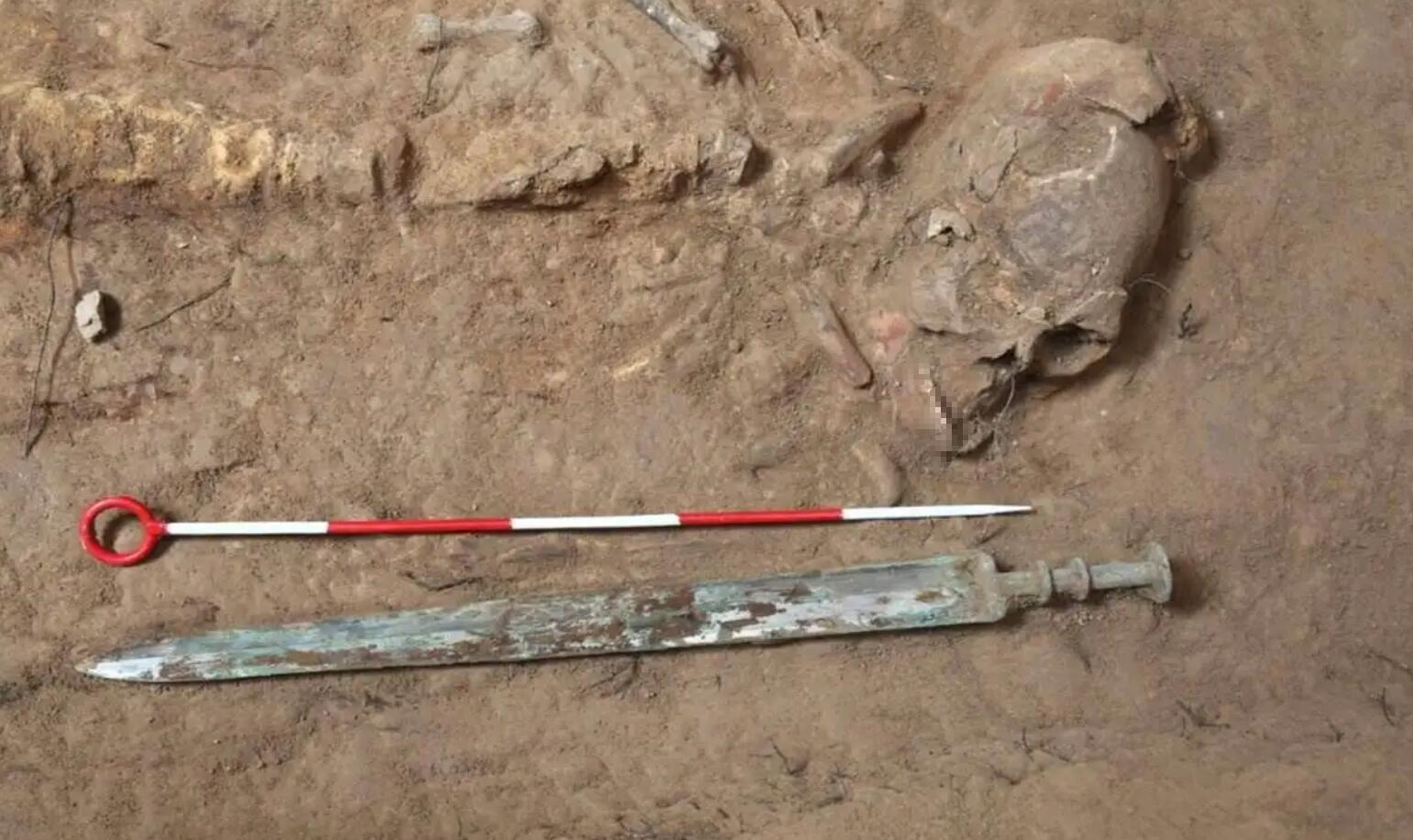 古代武将,真能举着几十斤的武器战一天?出土文物揭秘兵器重量