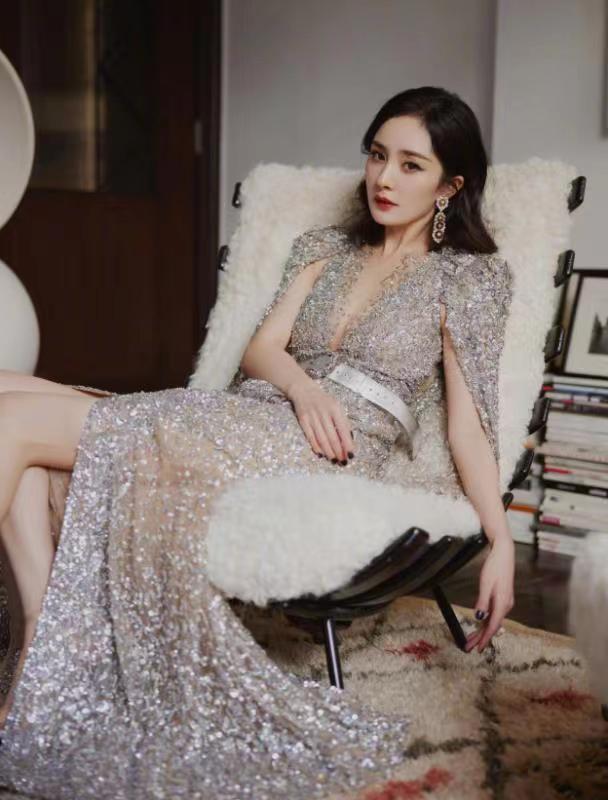“杨幂的身材瘦而不柴”，穿亮片裙颇有女王气场，一般人驾驭不了