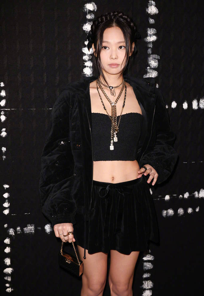 Jennie金智妮又出穿搭新范本，露脐装大秀蛮腰，凉鞋白袜子有点迷