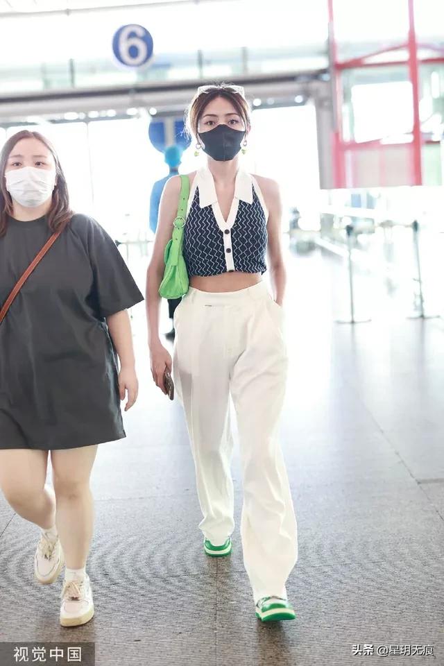 谢可寅头发盘起现身机场 穿高腰上衣搭休闲裤靓丽有范