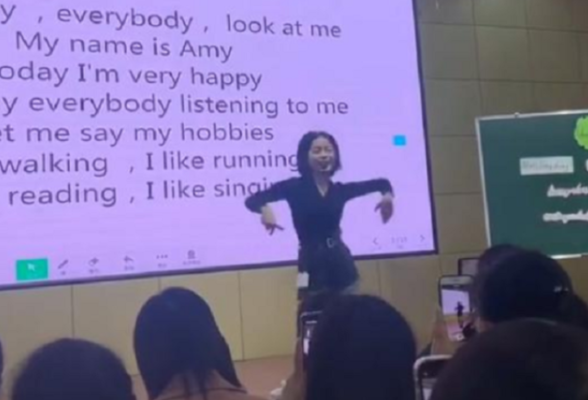 某高校女老师火了，在课上穿超短裤大跳热舞，家长怀疑动机不纯