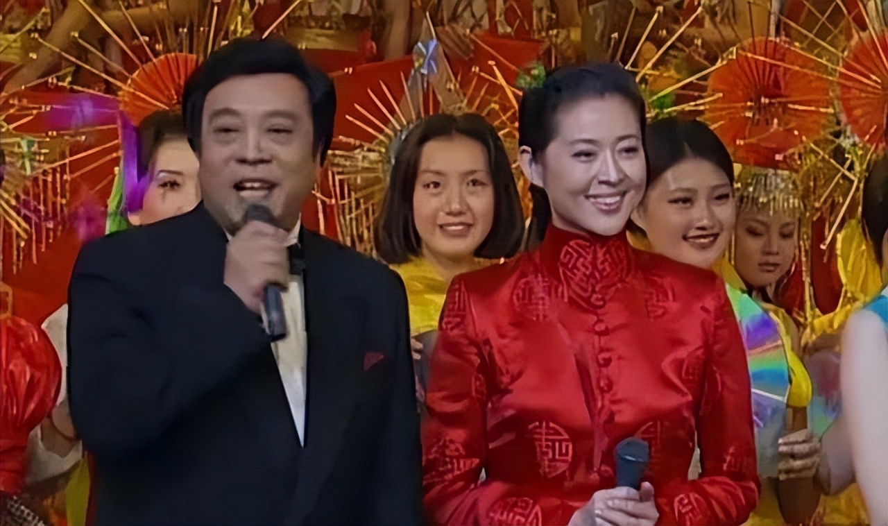 8位红极一时的央视主持人现状，61岁未婚，直播带货，身家过亿