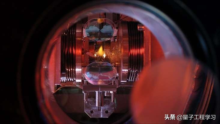 研究人员观察连续时间晶体