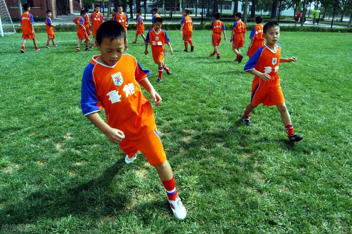 儿童足球培训几岁合适(足球青训的忧虑：每年花20万 13岁就想着将来赚钱帮父母还债)