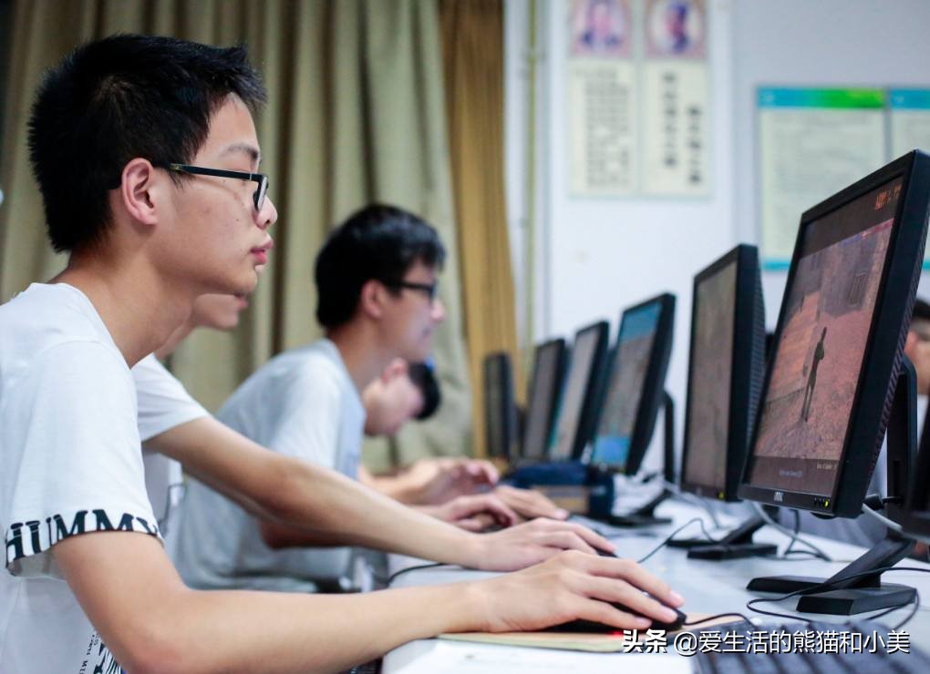 考研有三个专业竞争激烈，考的人数多，分数线还高，学校还有要求