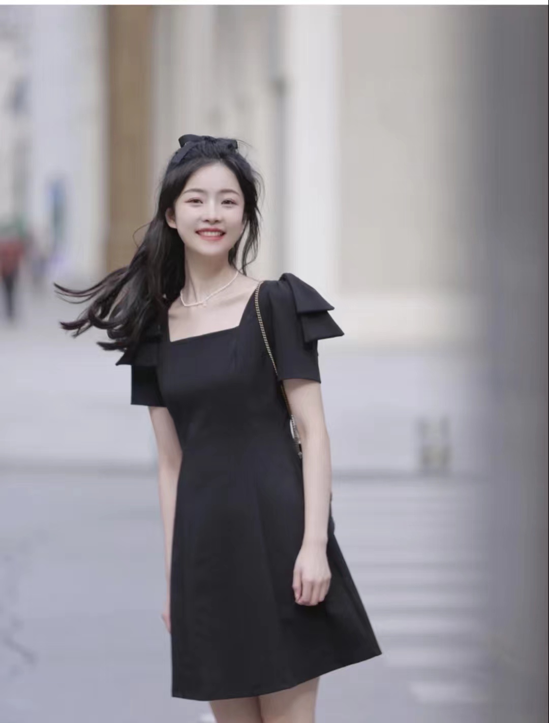 黑色短裙怎么搭配(黑色短裙怎么搭配鞋子)-知道啦