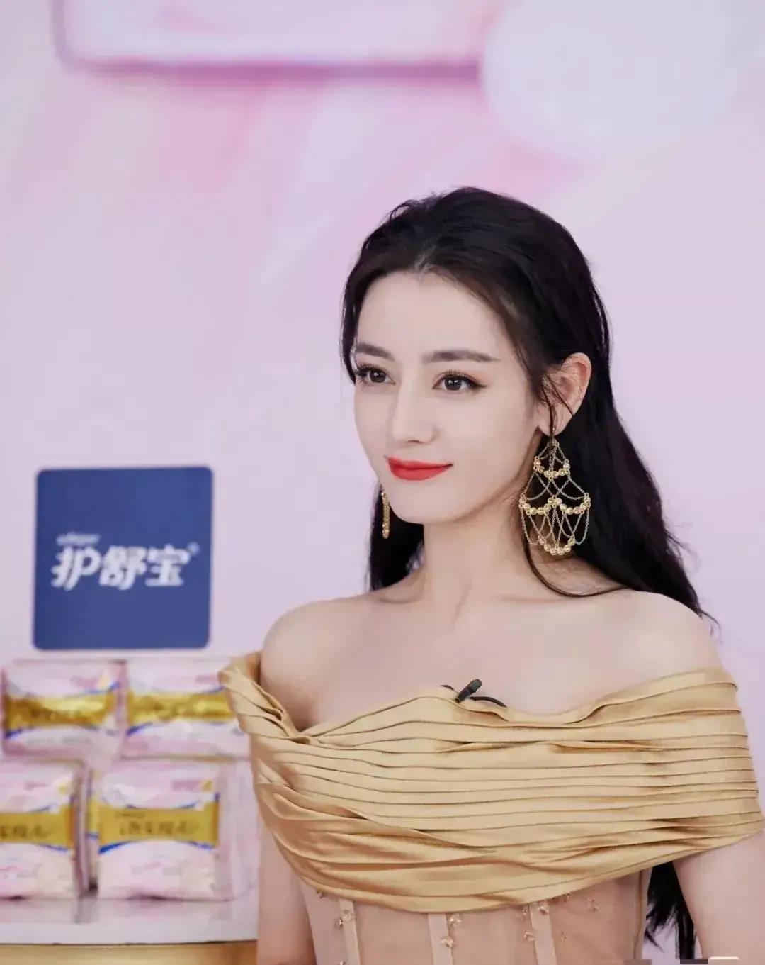 金色礼服的热巴，长发温婉内娱第一美人