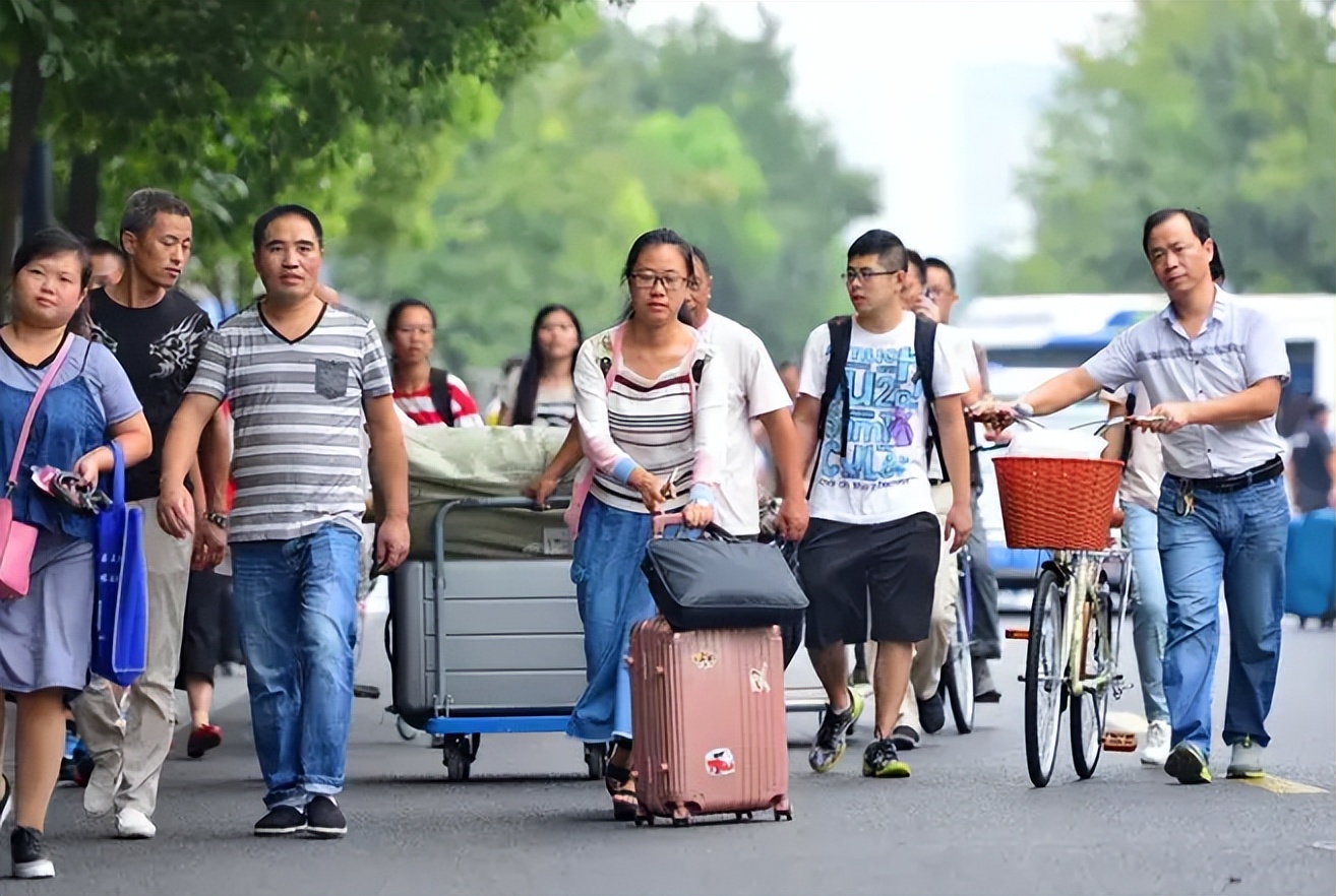 大学生每月生活费等级，最低一级犹如求生，大学生都不敢出门逛逛