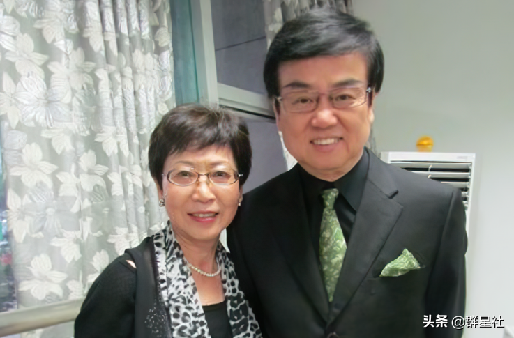 错失周星驰，辞退王家卫，花1亿签约甄子丹，他真是人傻钱多吗？