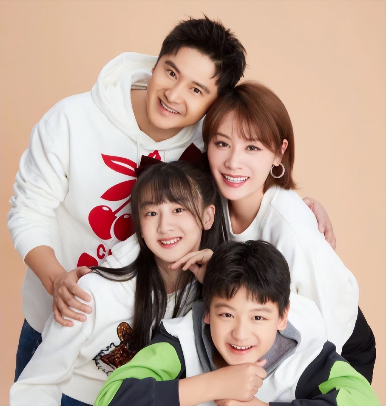 田亮女儿生日大片曝光，14岁森碟笑眼弯弯，乖乖女发型好文静