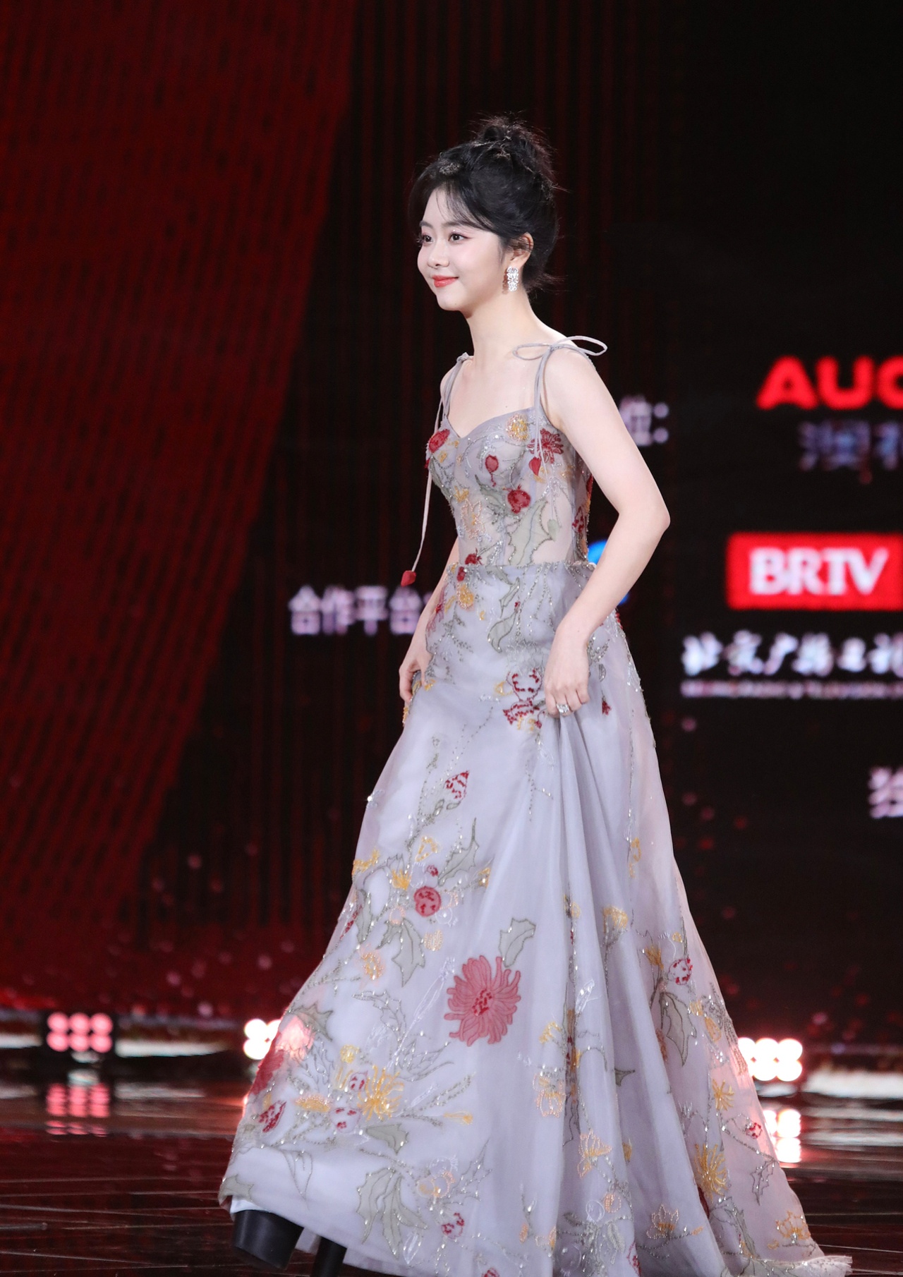 被谭松韵的红毯图"圈粉"了,原来她的"少女感"真不是吹出来的