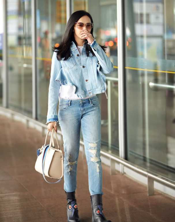 "蜘蛛网"的破洞牛仔裤搭配少女牛仔服,姚晨实力装嫩现场!