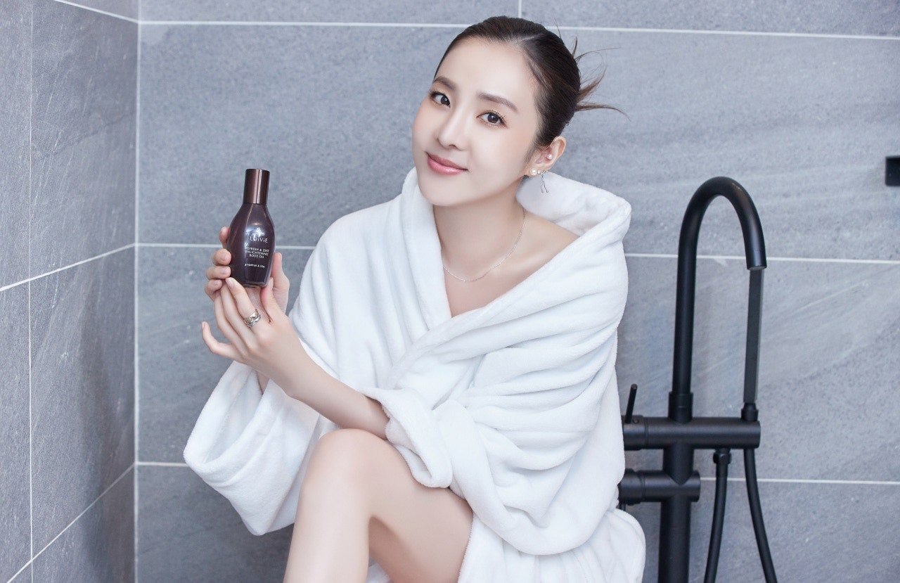 山多拉,浴袍中的性感美,秀出笔直锁骨,修长的腿型 51韩团 ╟ 韩国娱乐